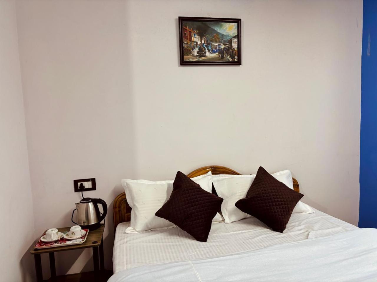 Forest Lodge - 80 Mts From Mall Road Дарджилінг Екстер'єр фото